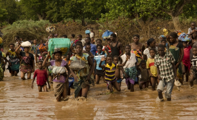 flood victimsrsh to  a rescue boat of Malawi Defence Force. Makalanga, Malawi
