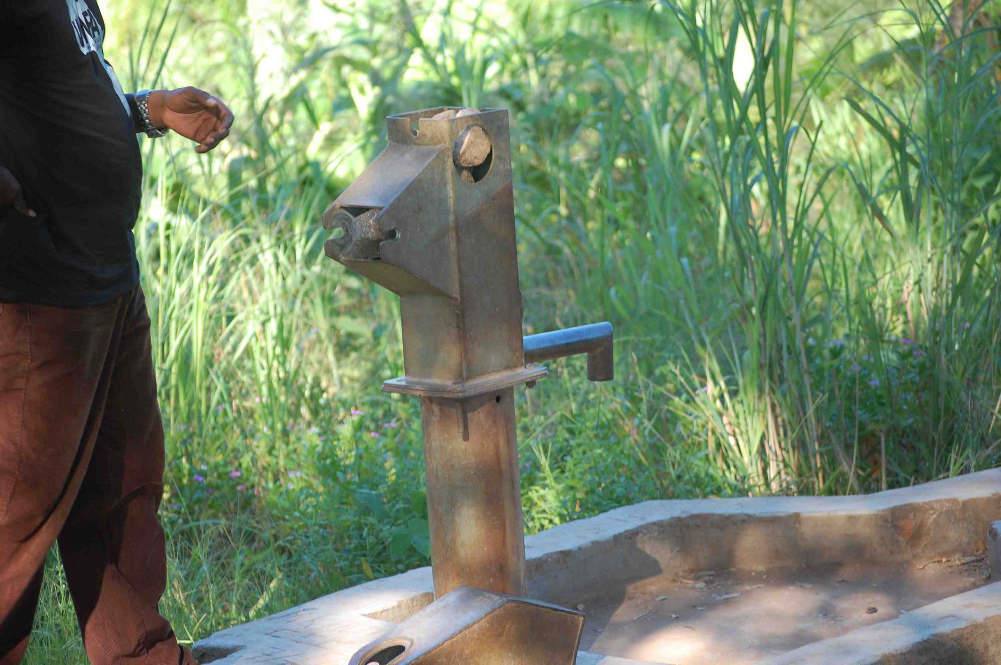 The broken well prior to it's 2015 restoration.