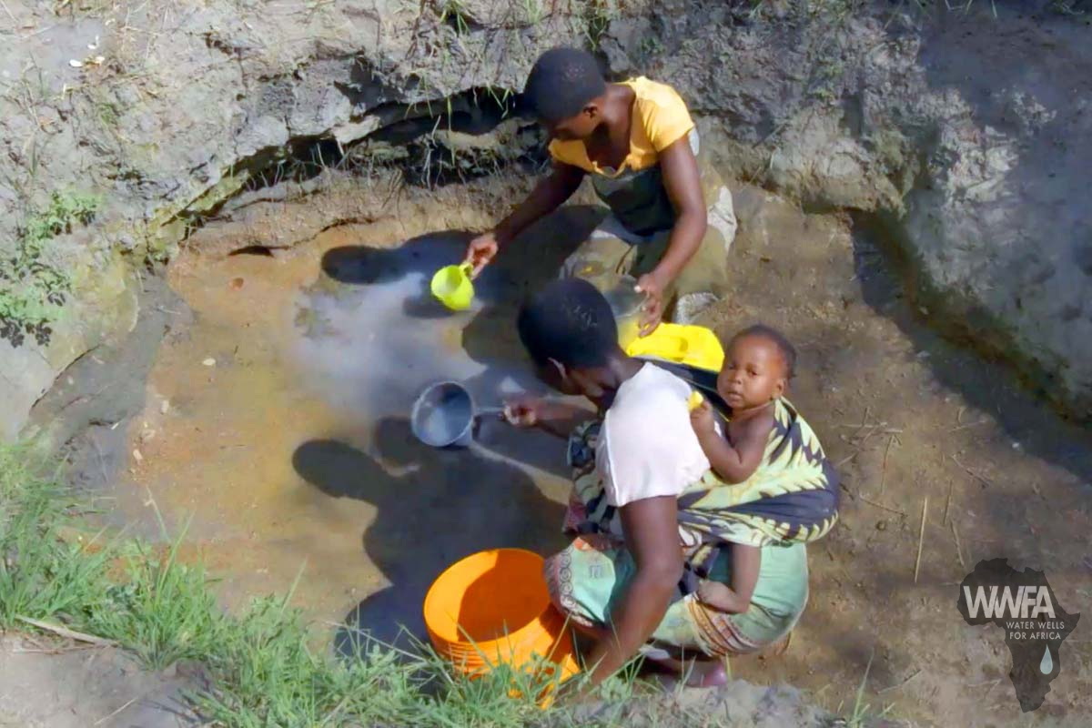 2016-Mwedini-Women-and-Baby-in-Dirty-Pit-1200