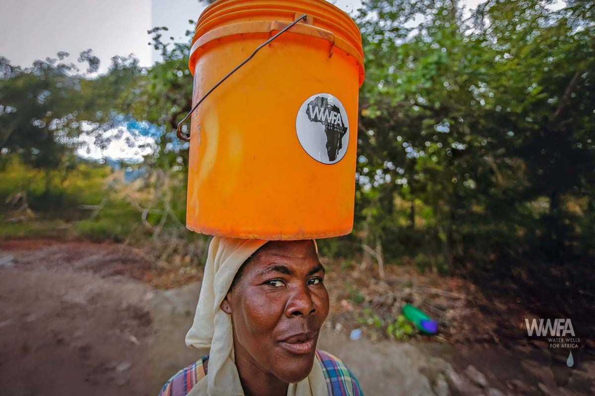 2017-Mwedini-nat-geo-well-water-gathering-H1200